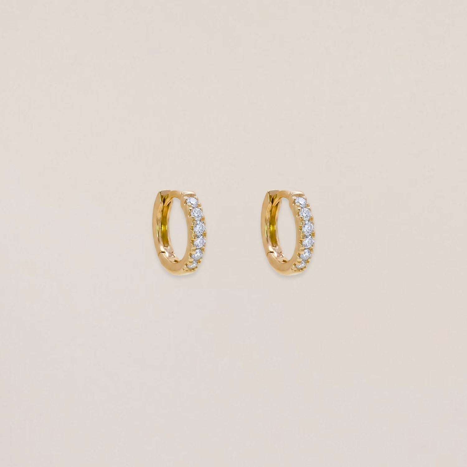 Essential huggie oorbellen met lab grown diamant