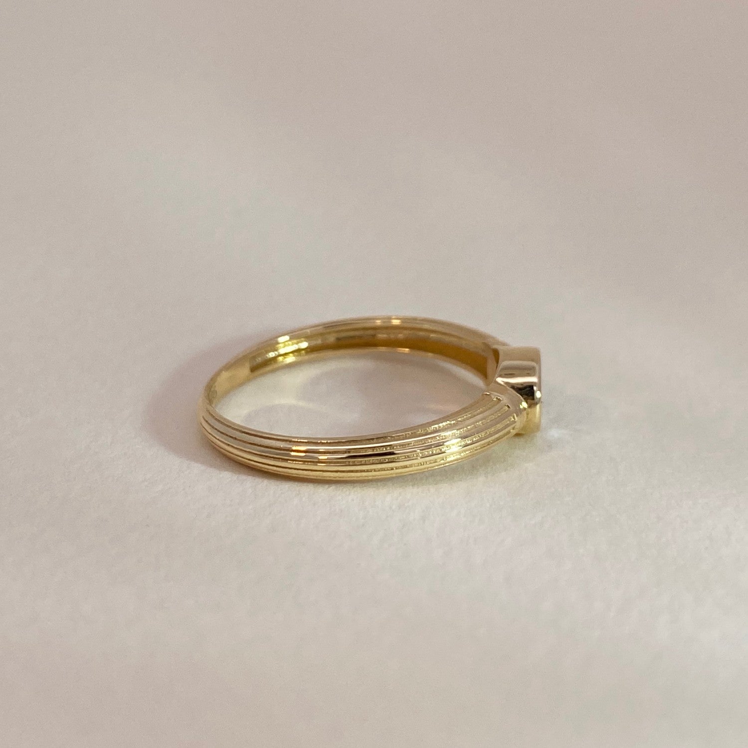 Gedetailleerde ovale kristal ring