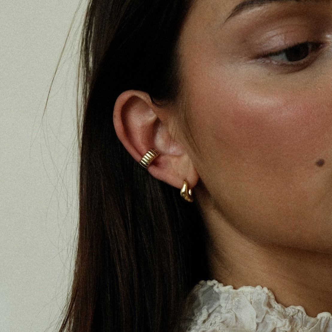 Geribbelde ear cuff