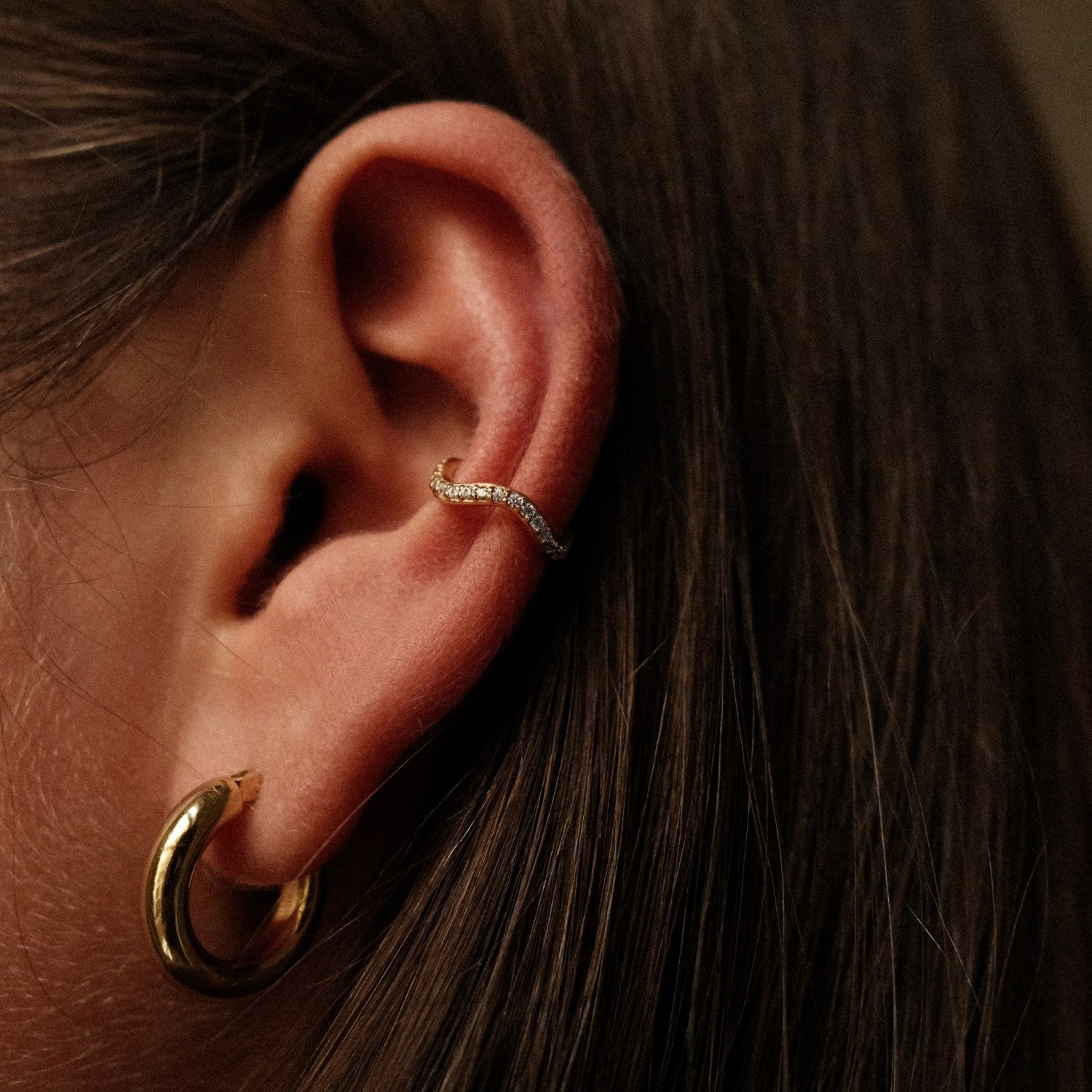 Golvende ear cuff met steentjes