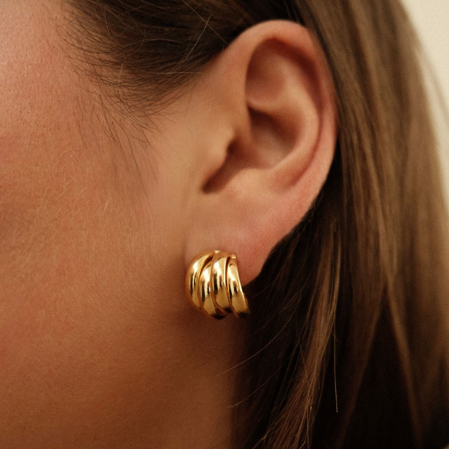 Gouden Oorbellen met Knoop Design