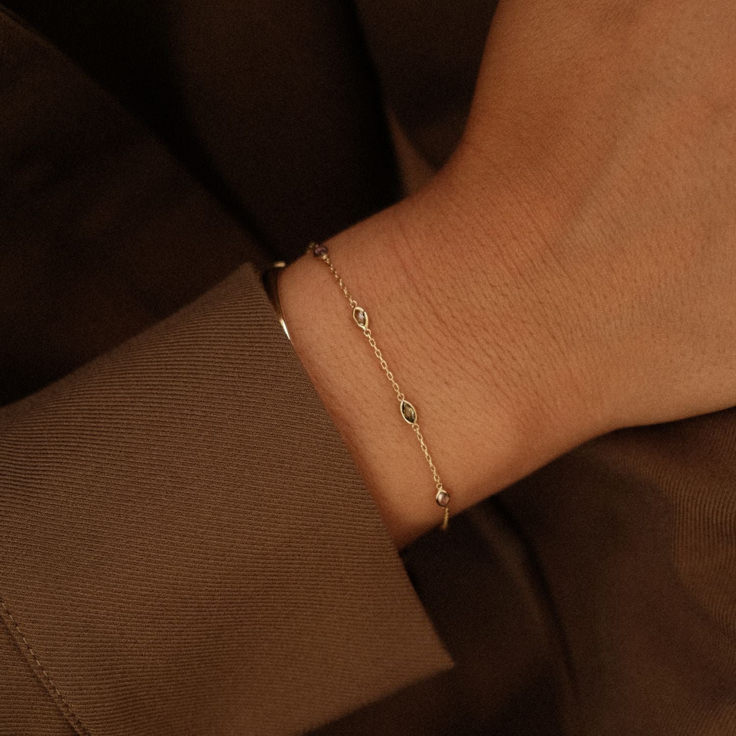 Gouden armband gekleurde steentjes