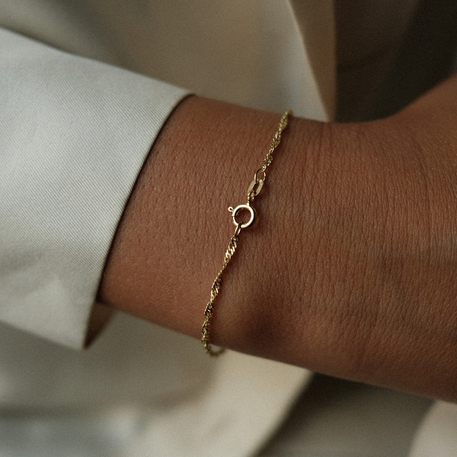 Gouden gedraaide schakelarmband