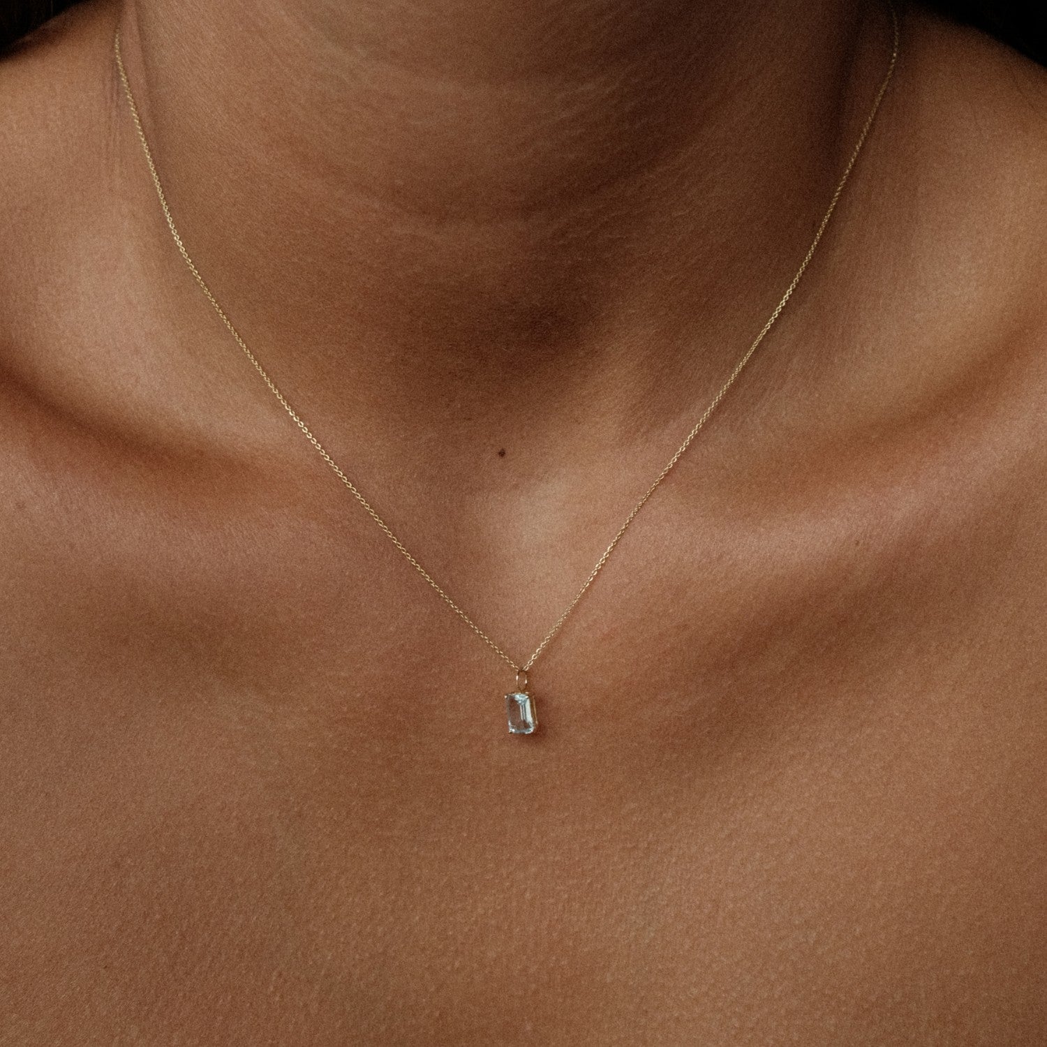 Gouden hanger blauwe topaas