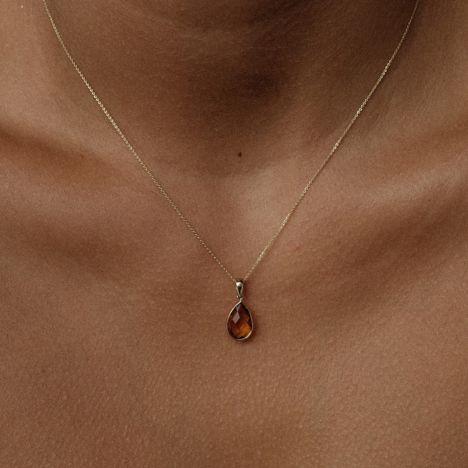 Gouden hanger met druppelvormige citrien