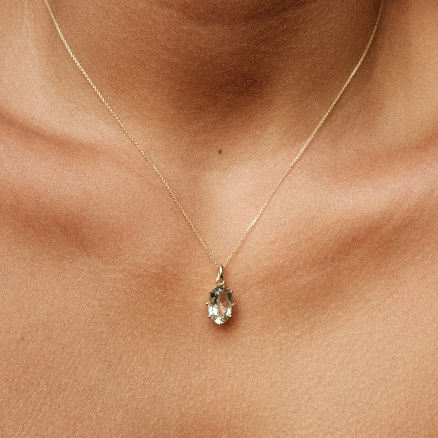 Gouden hanger met groene amethist