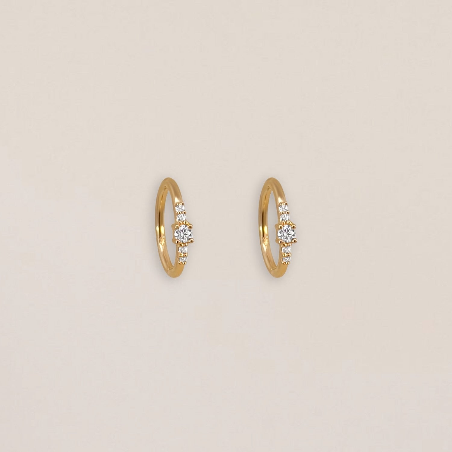 Gouden huggie oorbellen met steentjes