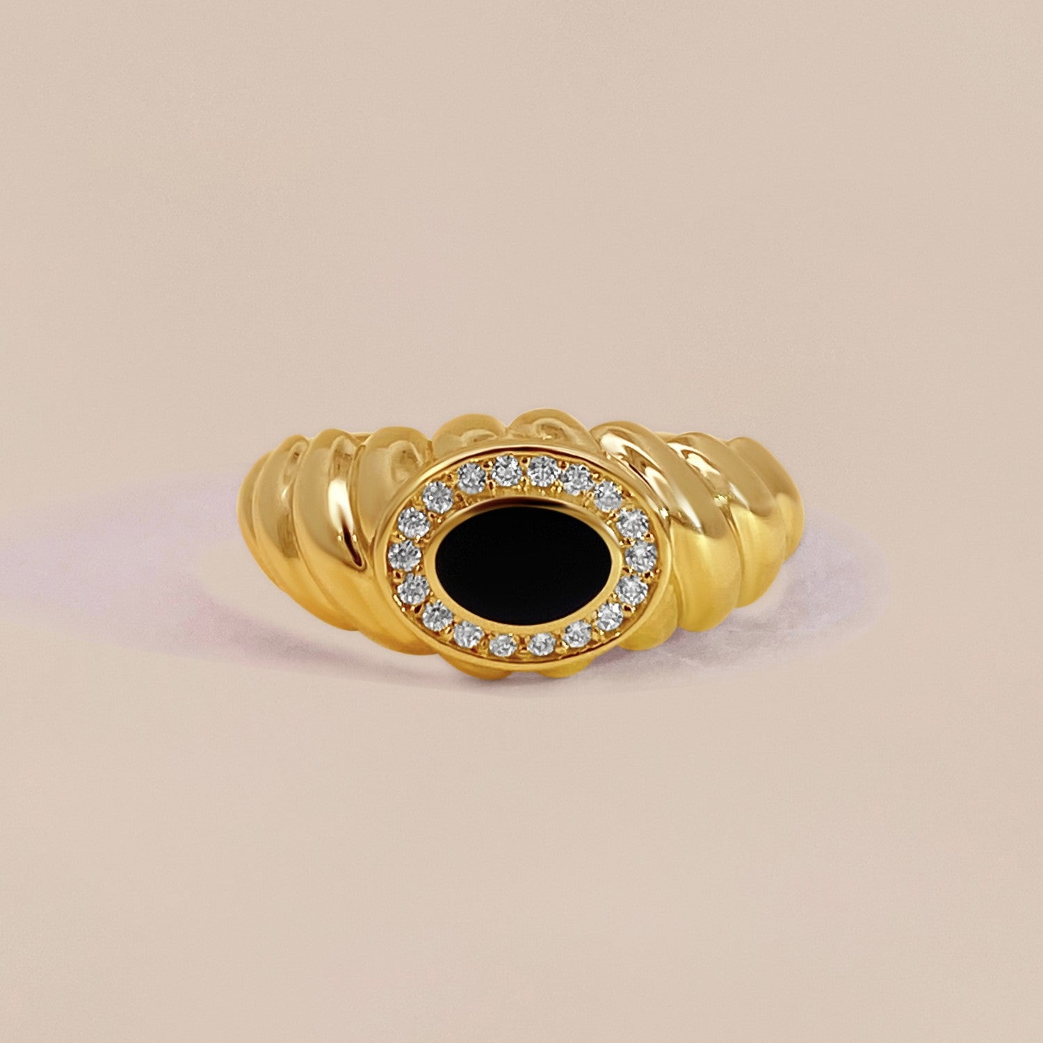Gouden ring met details en steen