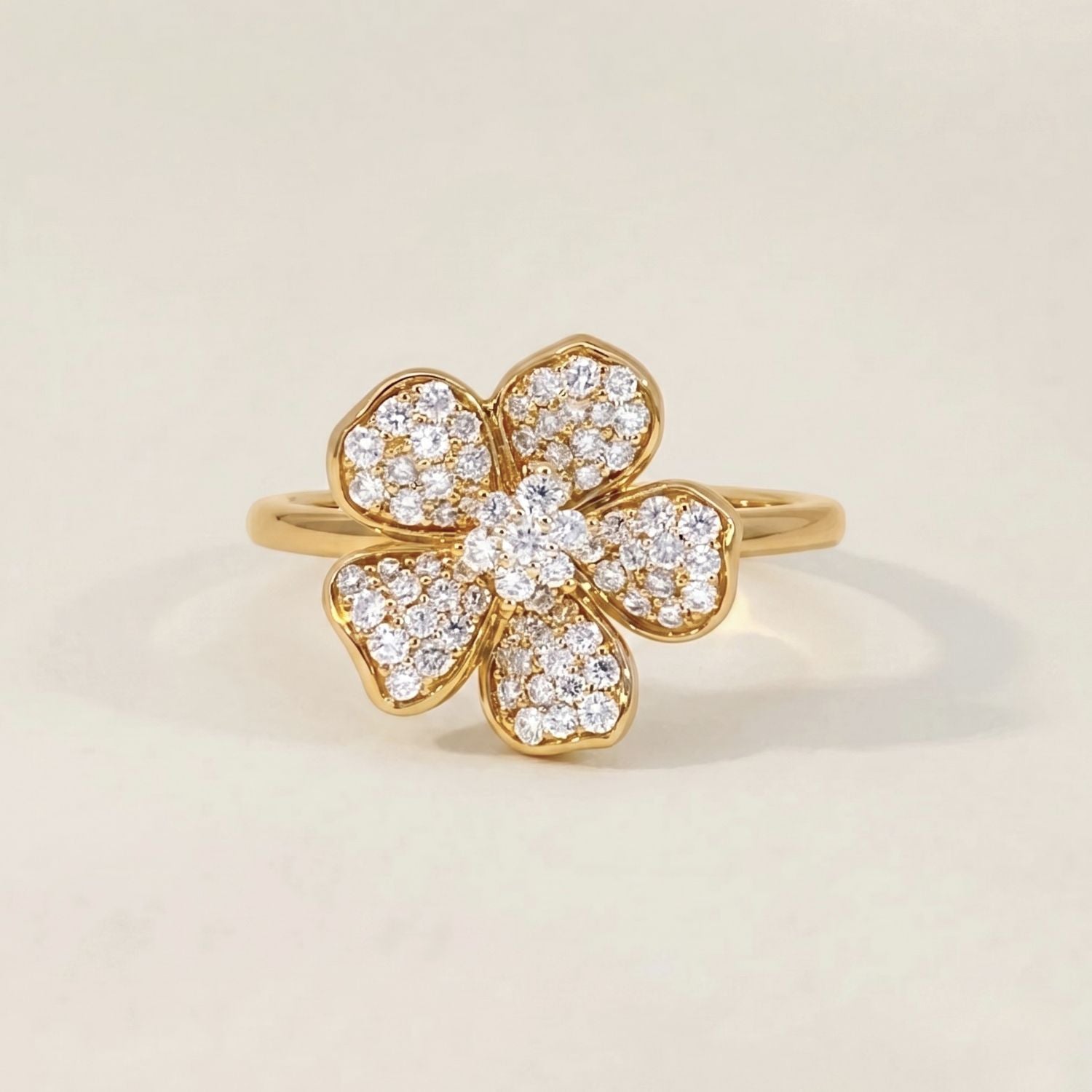 Grote bloem ring met diamant