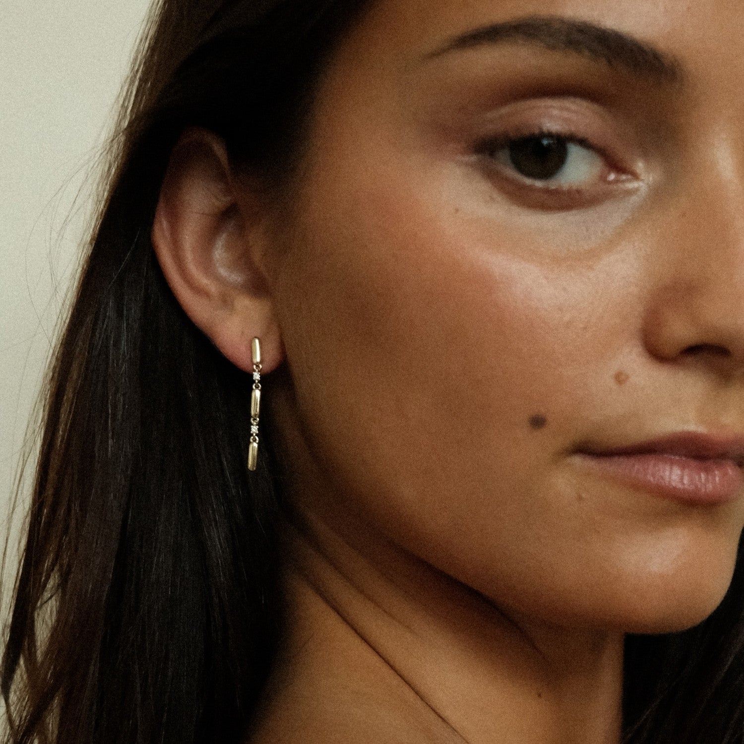 Lange bar oorbel met diamantjes