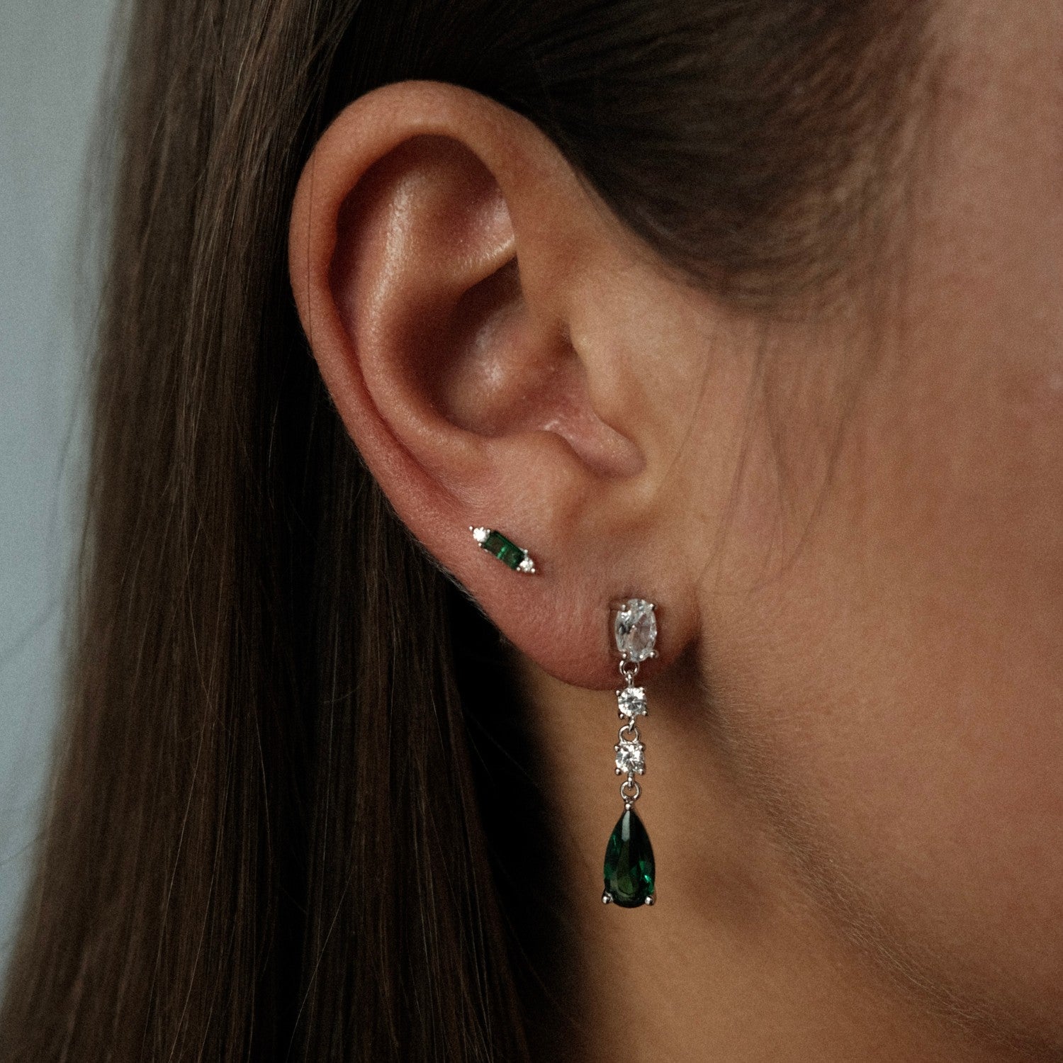 Oorbellen met groene steen