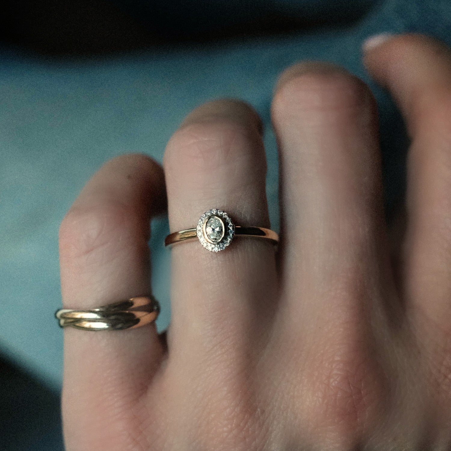 Ovale diamant halo ring goud