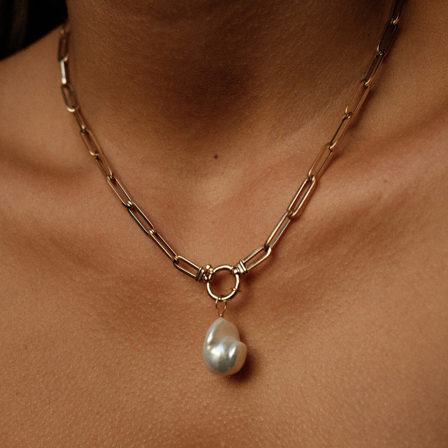 Paperclip ketting met veerslot en parel