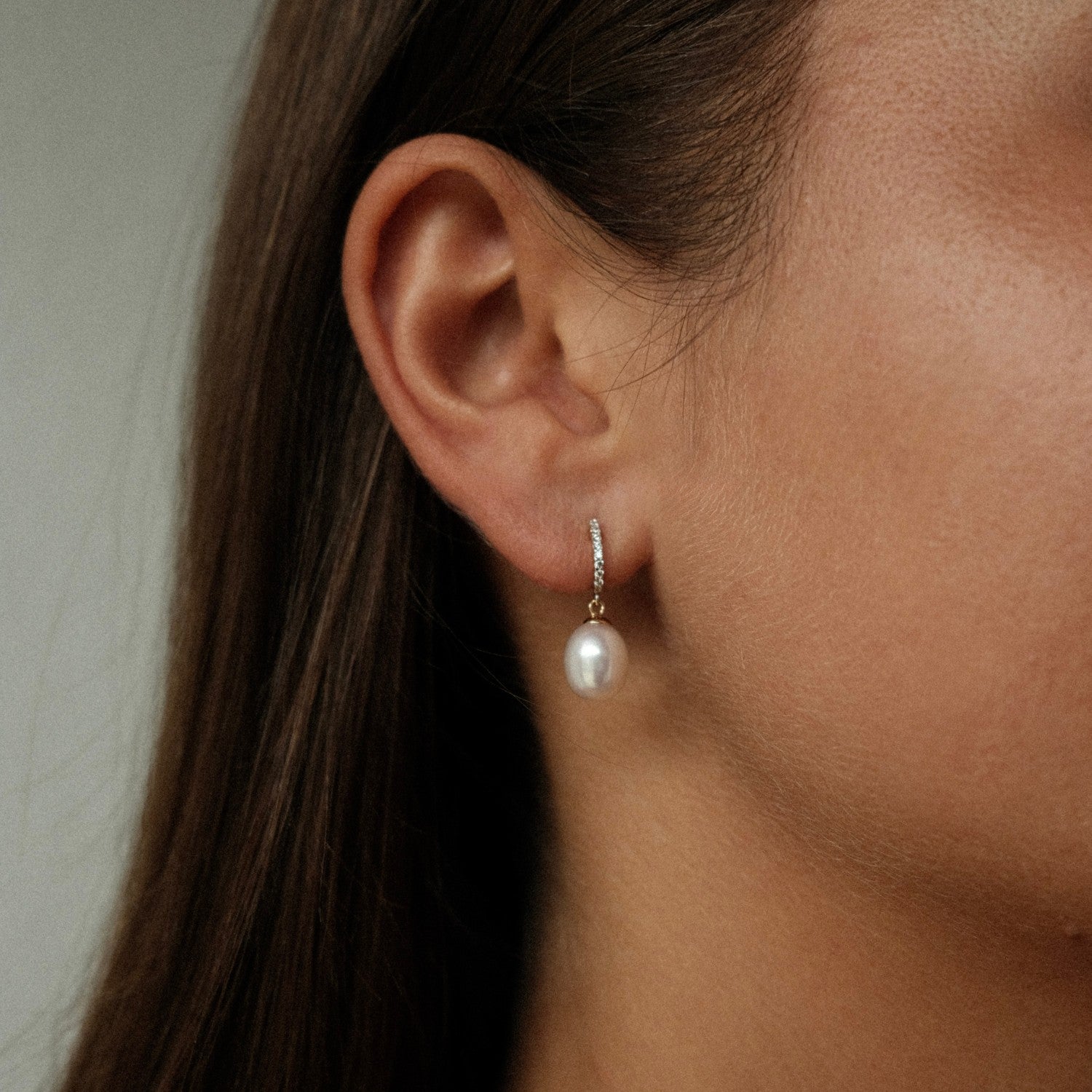 Parel oorbellen met kristal