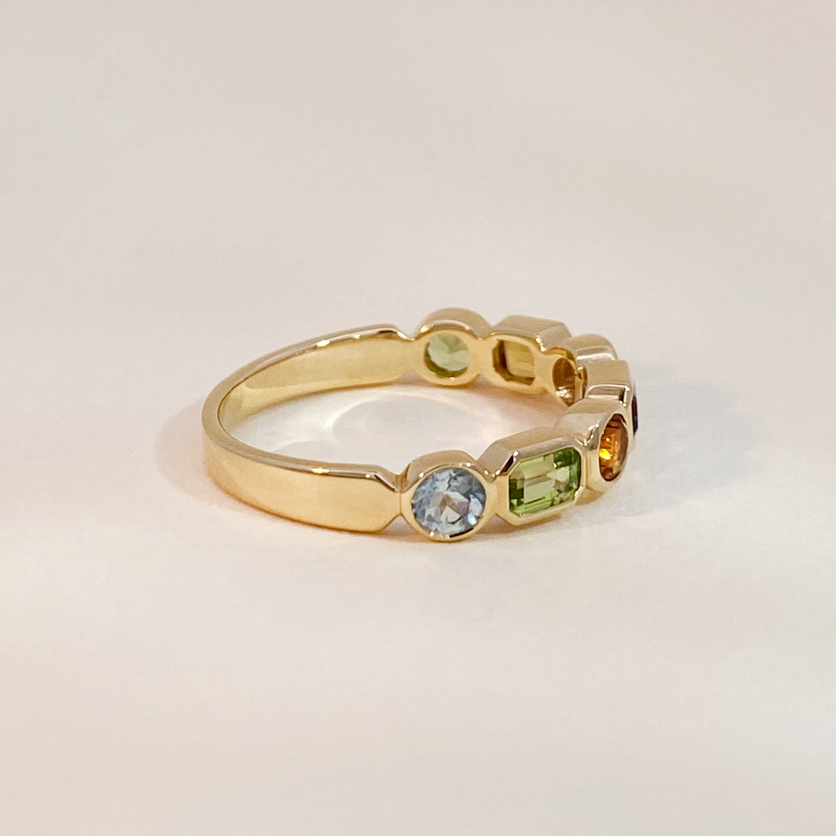Ring colored gemstones