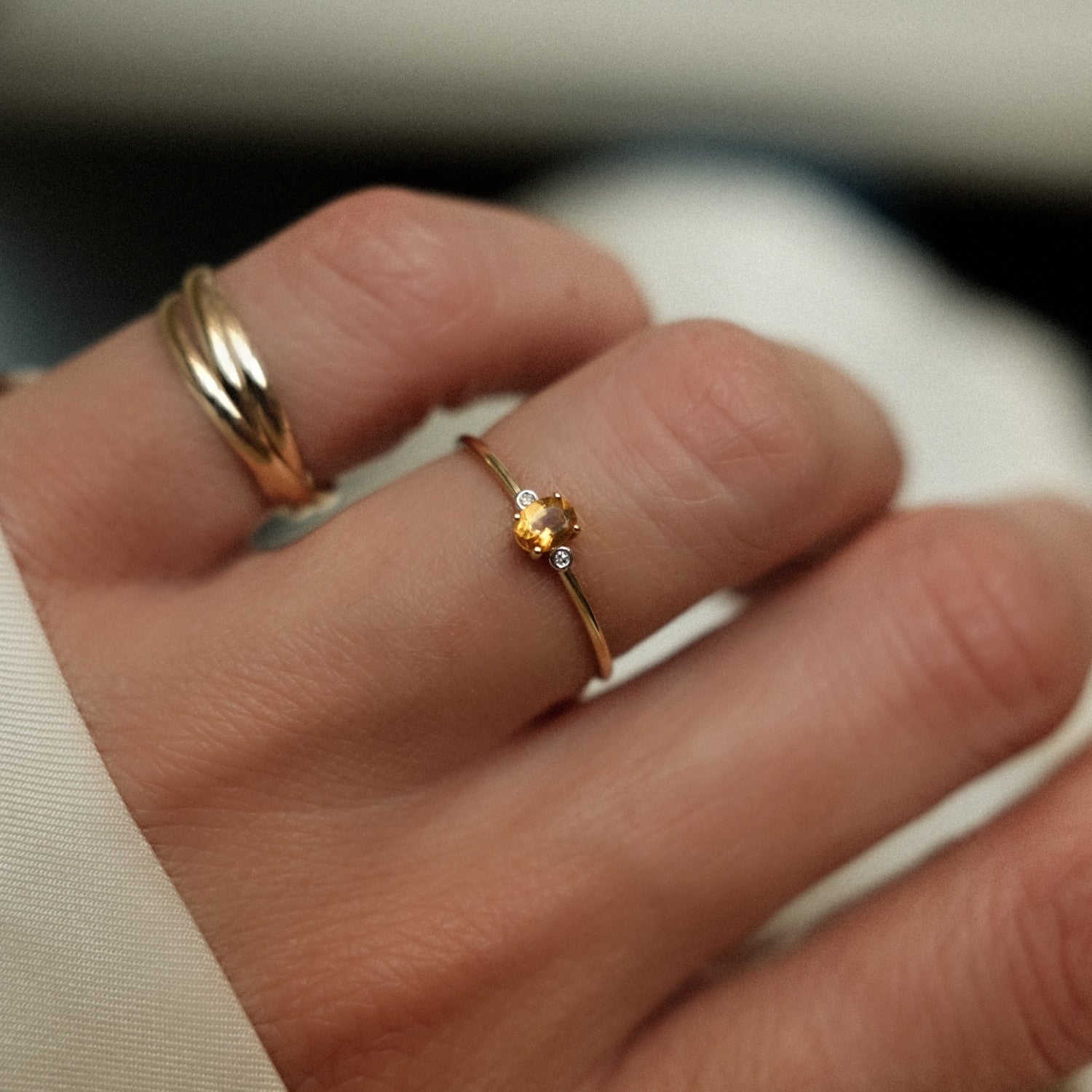 Ring met citrien en twee diamantjes