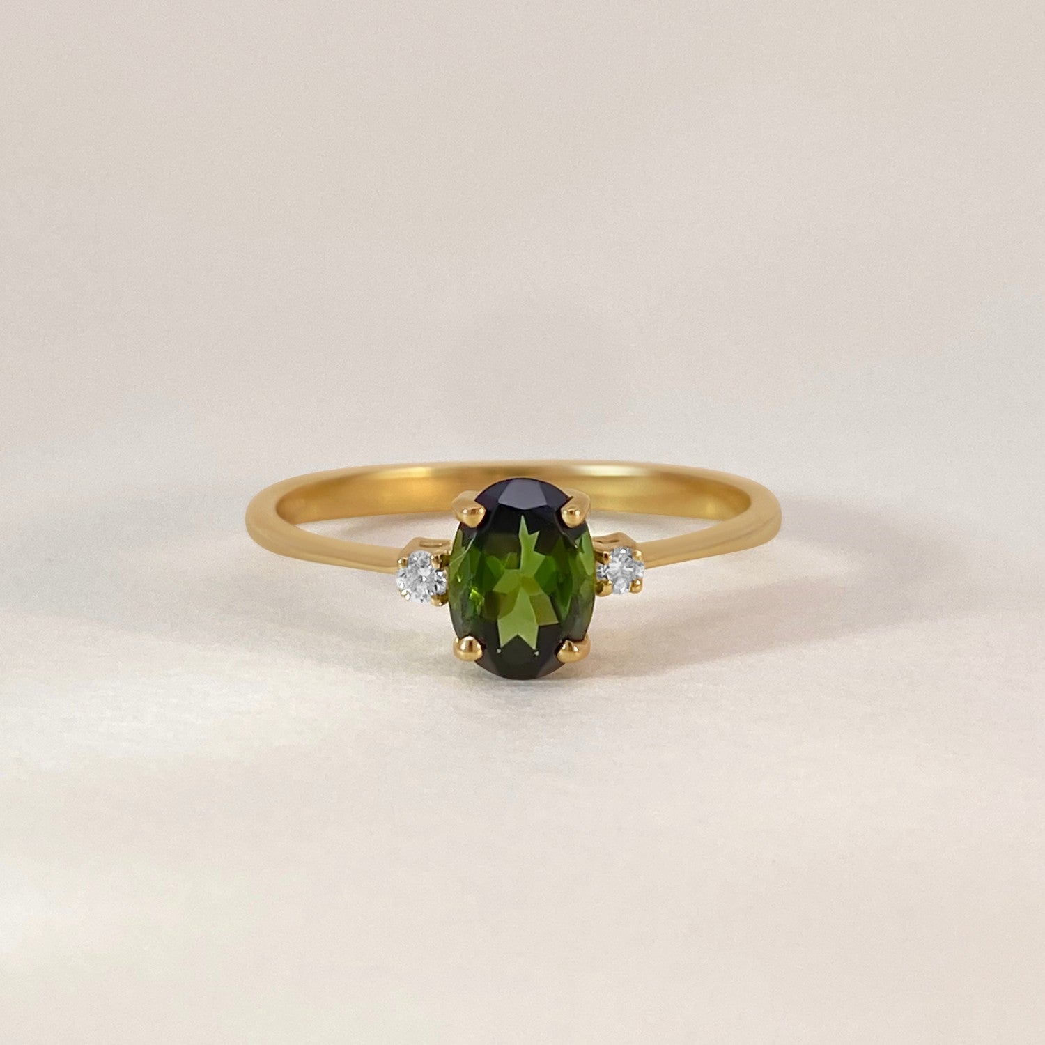 Ring met groene toermalijn en diamant