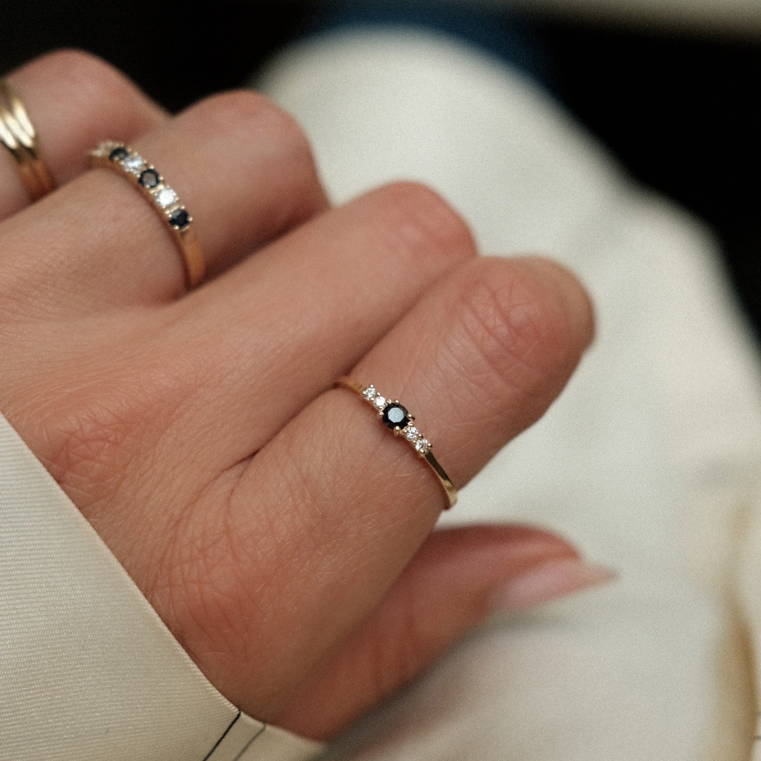 Ring met zwarte en transparante steentjes