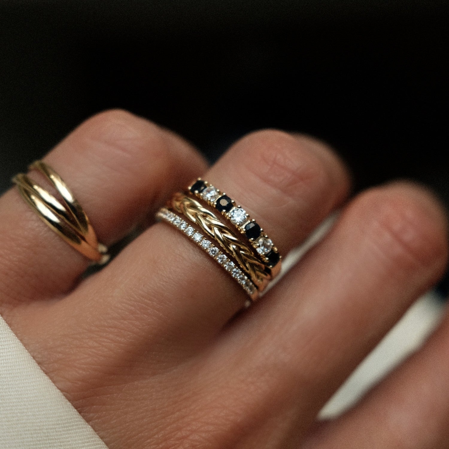 Ring stack met gevlochten ring en diamant ringen