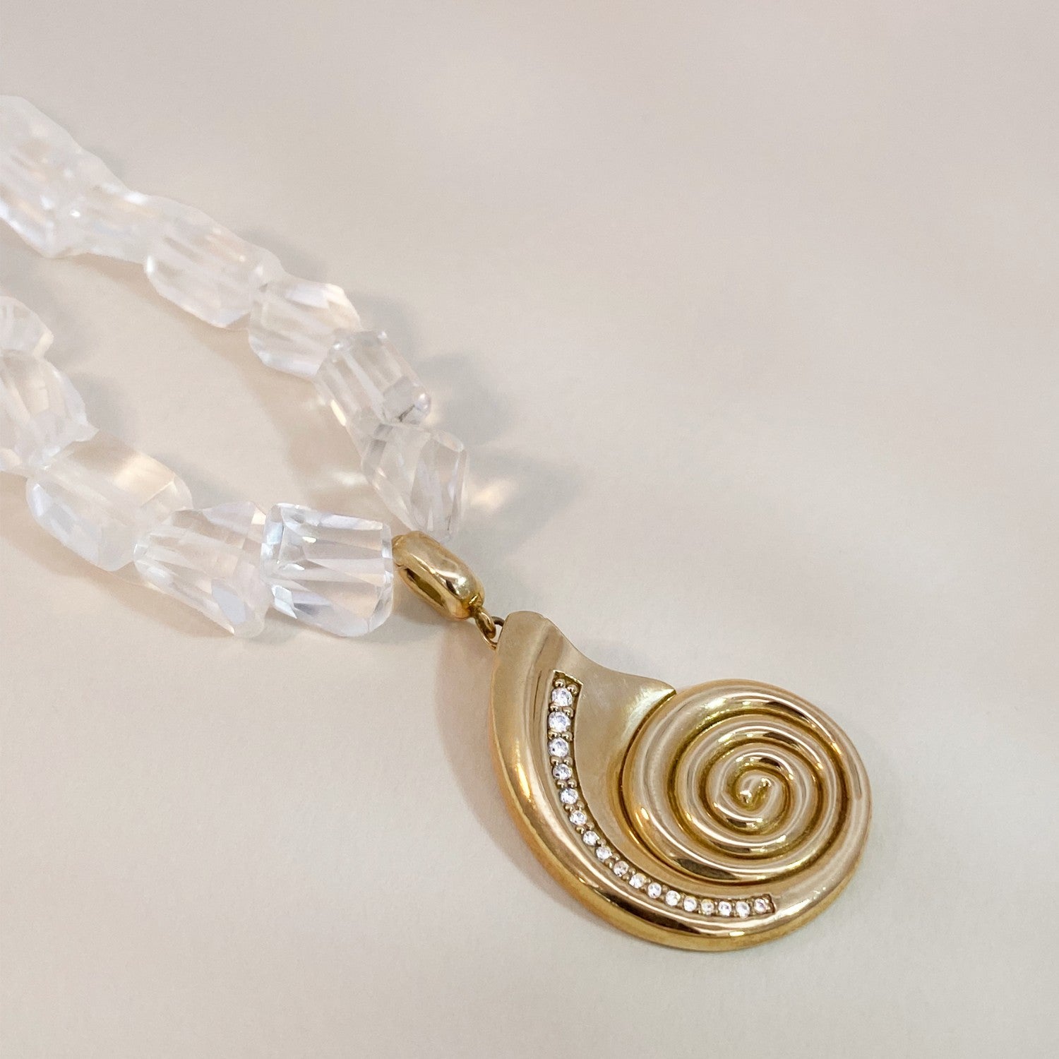 Oro Nautilus Shell Pendant