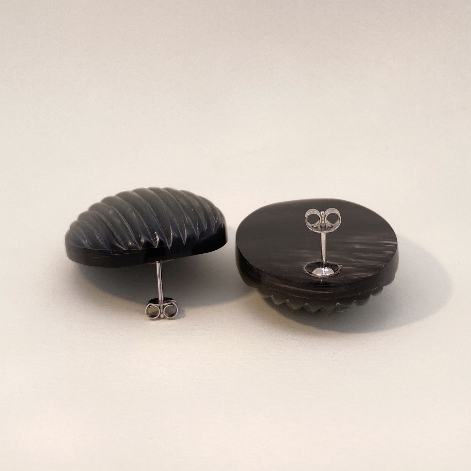 Sluiting Sculpted Oval Earrings