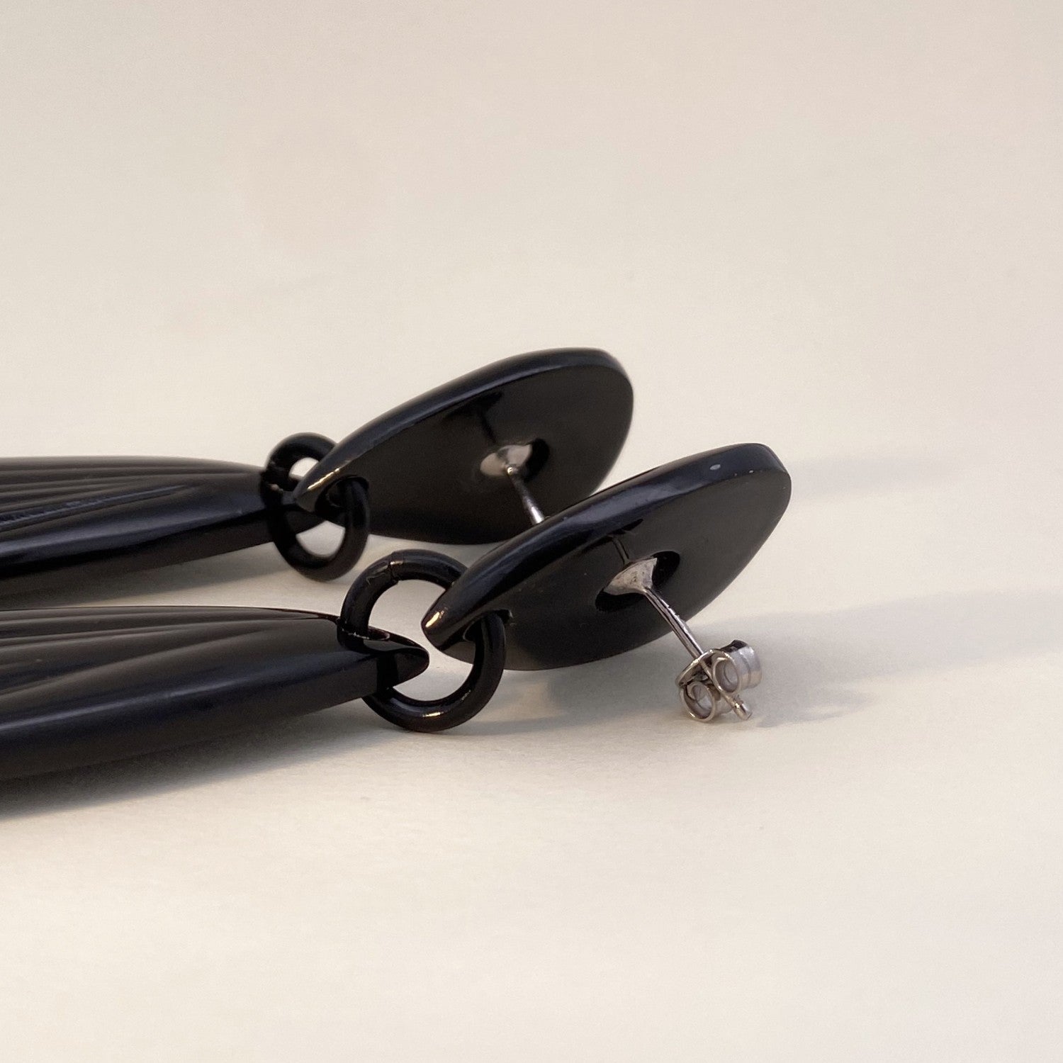 Sluiting Statement Shell Earrings Black