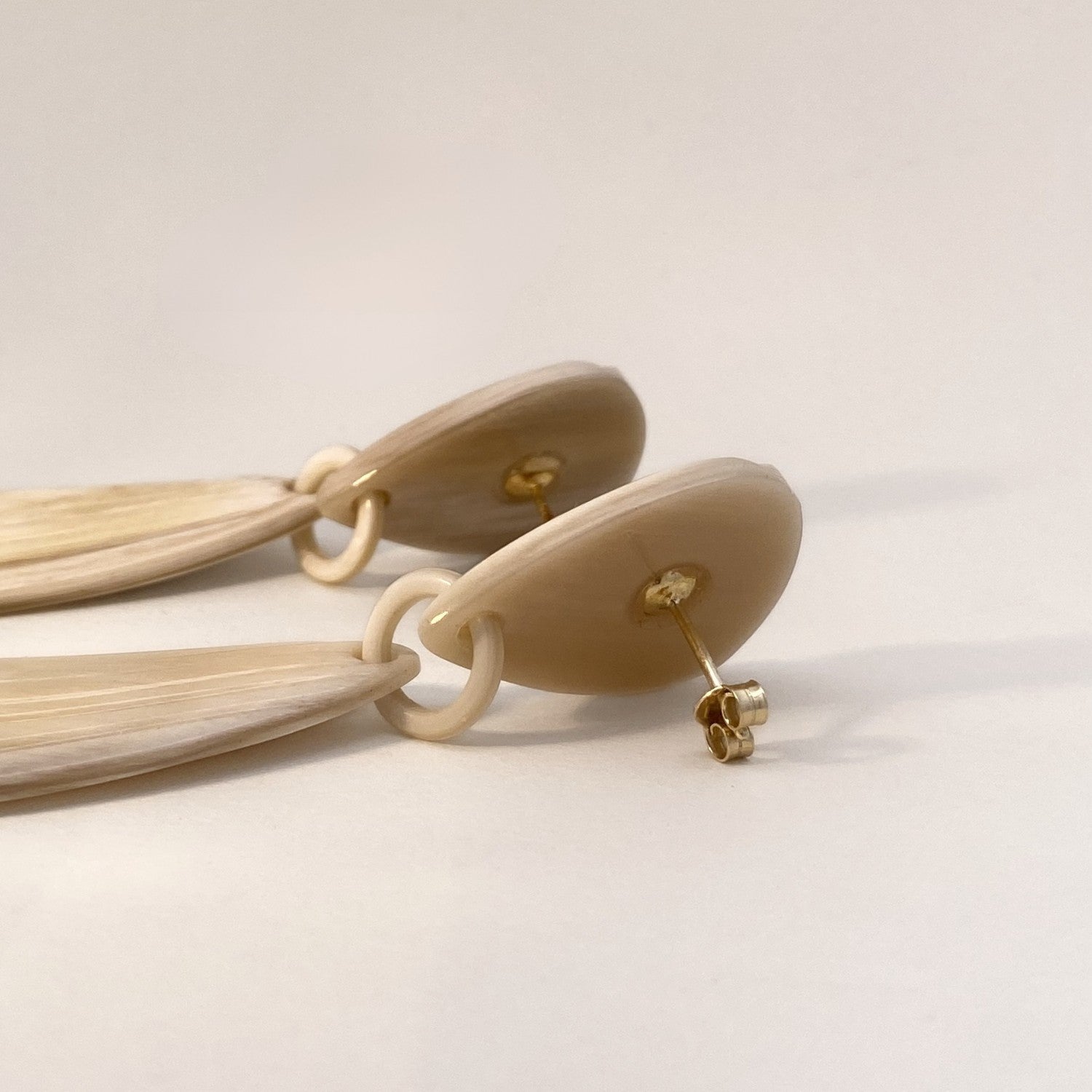 Sluiting Statement Shell Earrings Cream