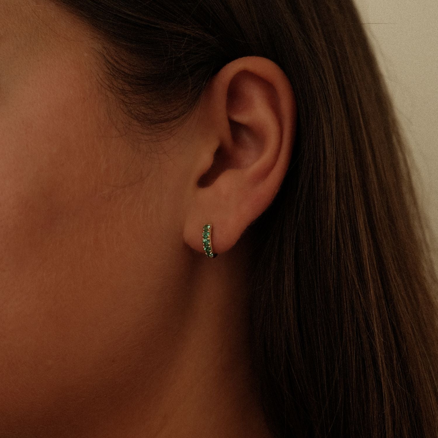 Smaragd groene edelsteen hoops