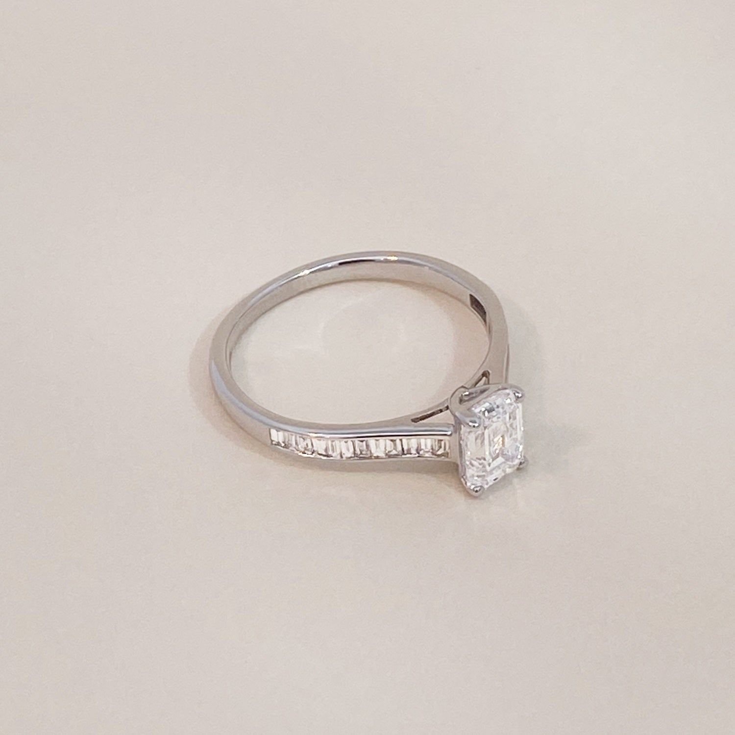 Unique Solitaire Diamonds Ring White Gold