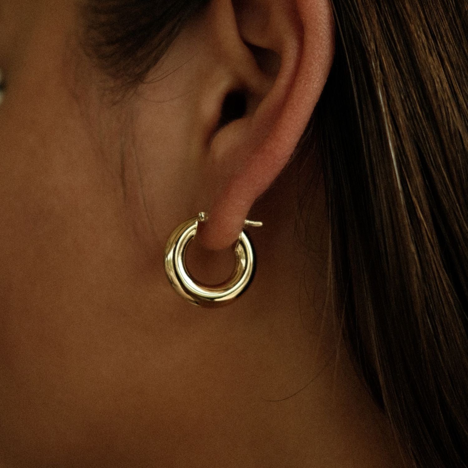 Zijkant chubby gouden hoops