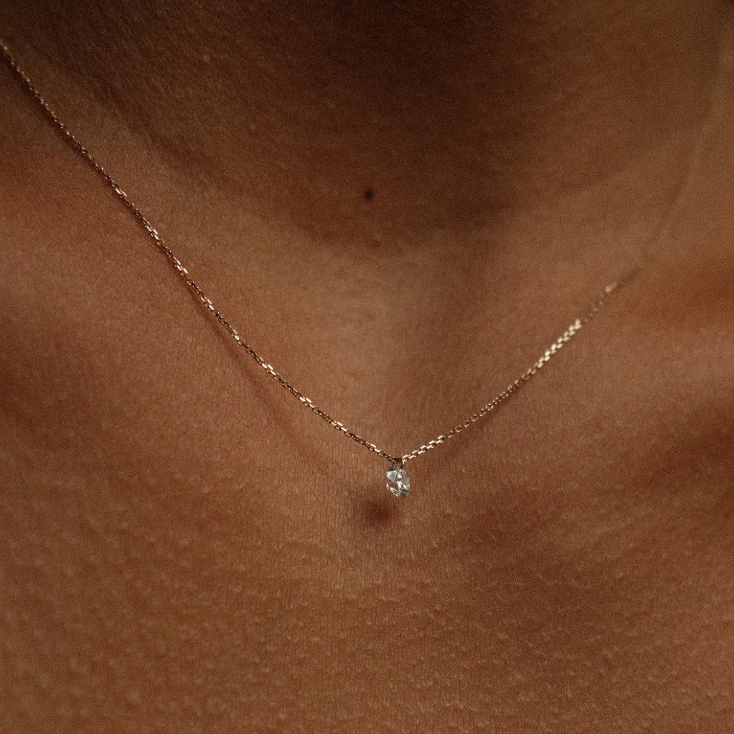 Zijkant ketting met diamant