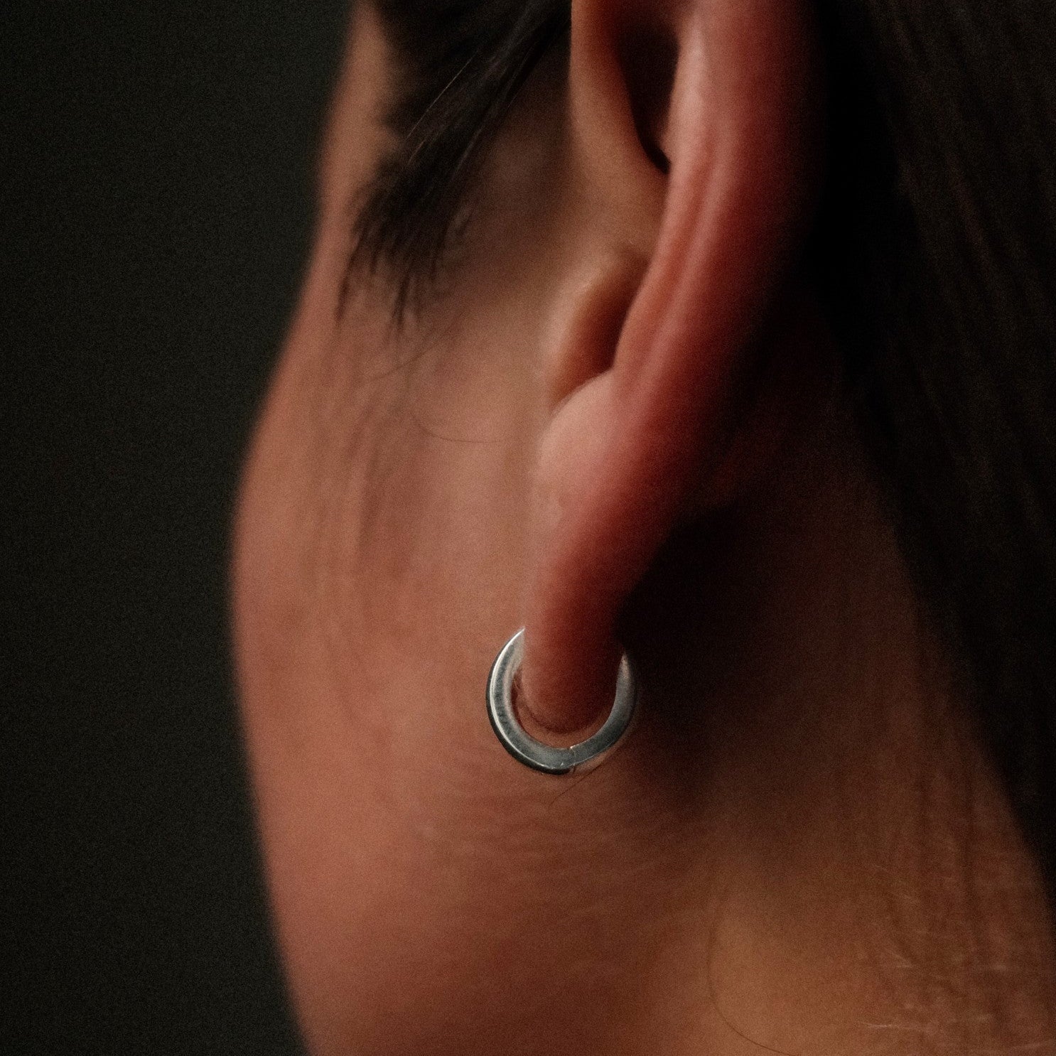 Zijkant small hoops silver