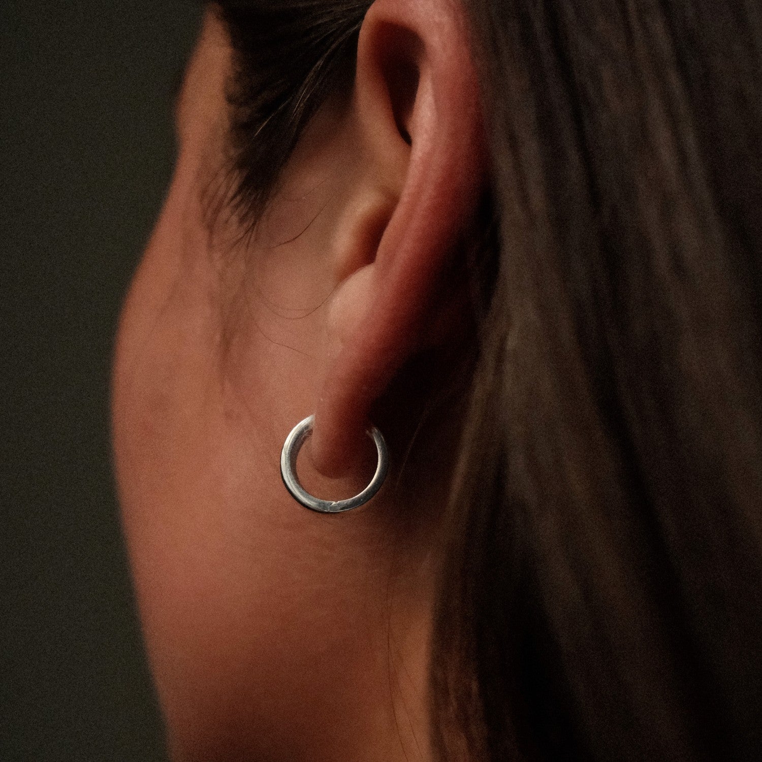 Zijkant zilveren hoops m