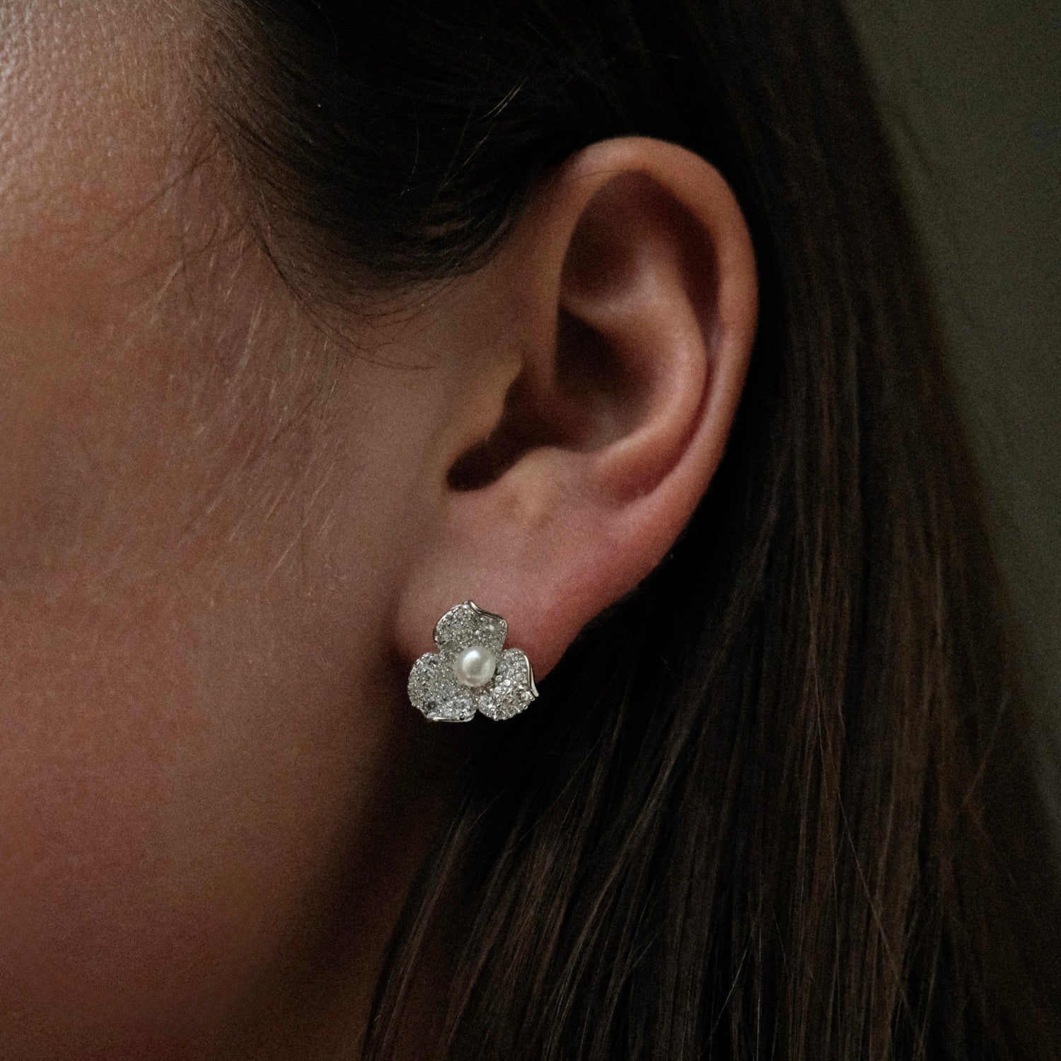 Zilveren bloem oorbellen met parel