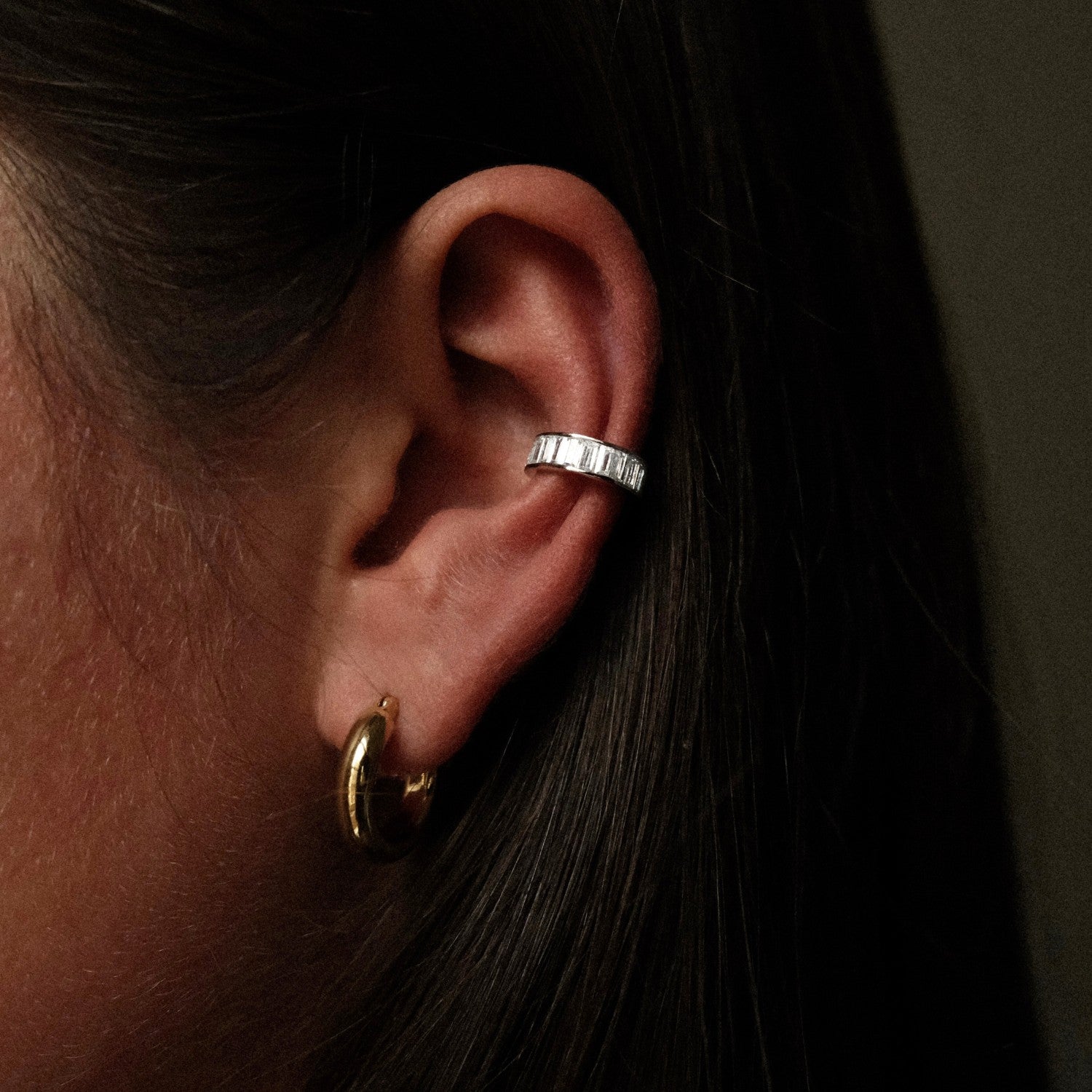 Zilveren ear cuff met baguette steentjes