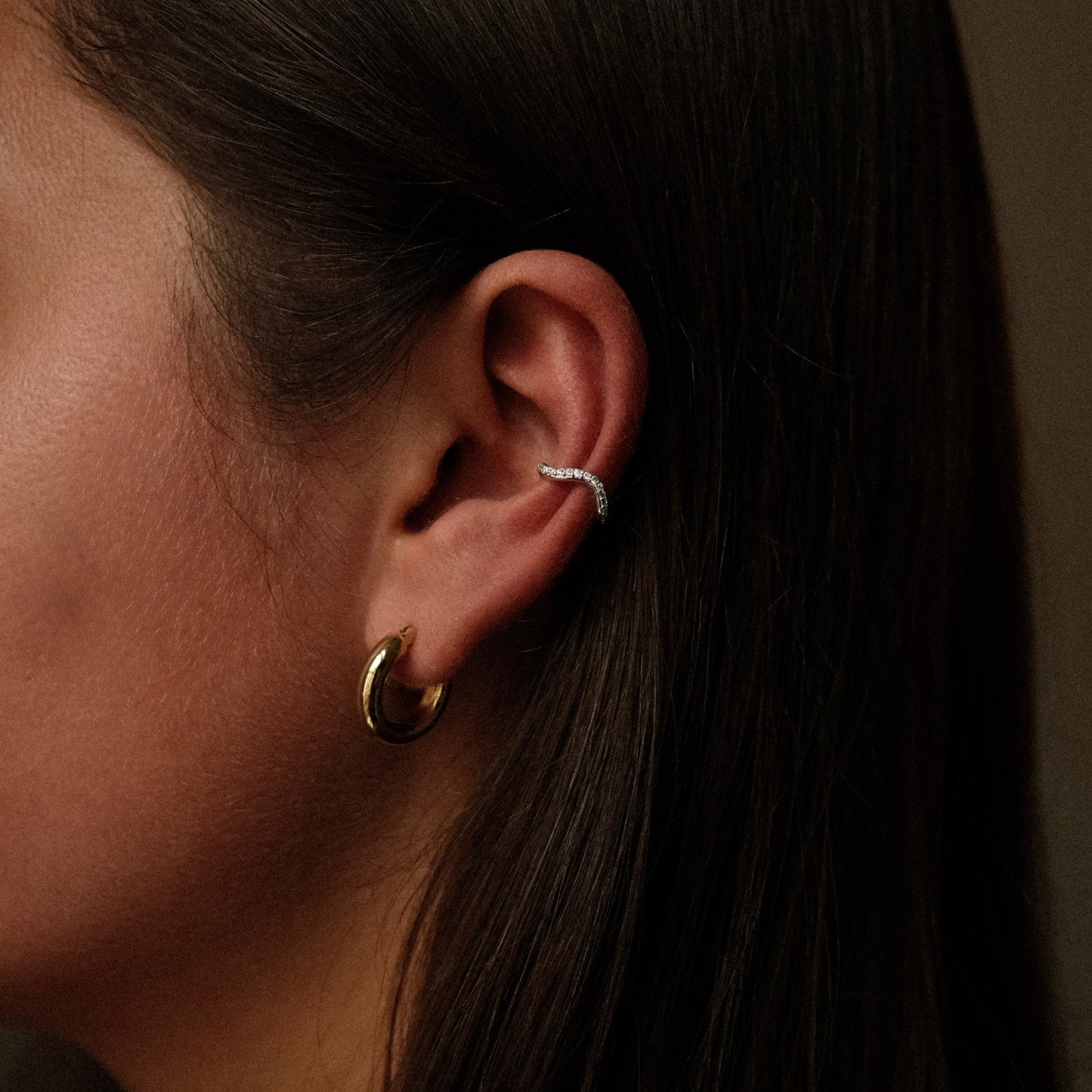 Zilveren golvende ear cuff met steentjes