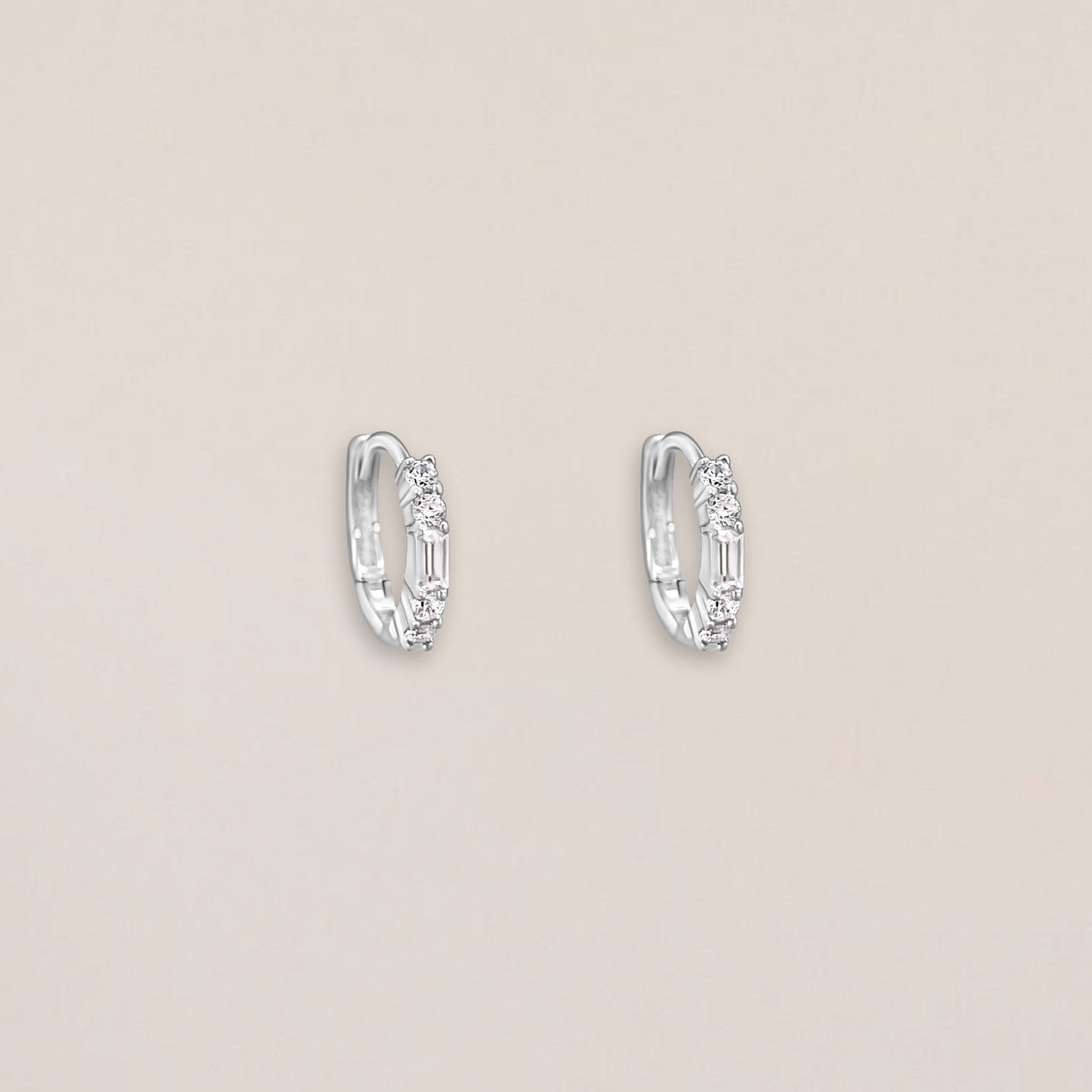 Zilveren huggies met baguette steentje