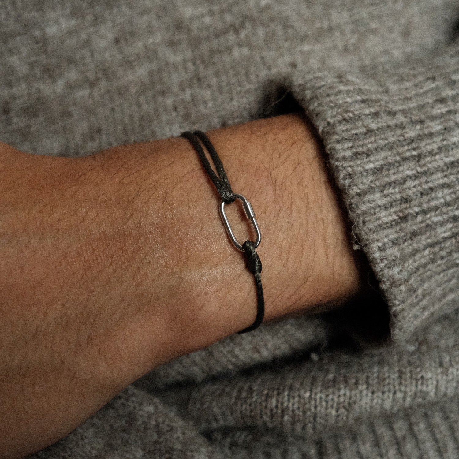 Zilveren karabijn satijn armband